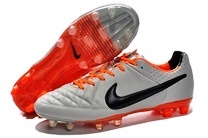 nuove scarpe da calcio nike tiempo legend v